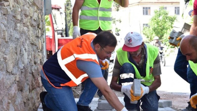 Başkan Sak Ve Sındırgı Halkı Parke Taşı Döşedi