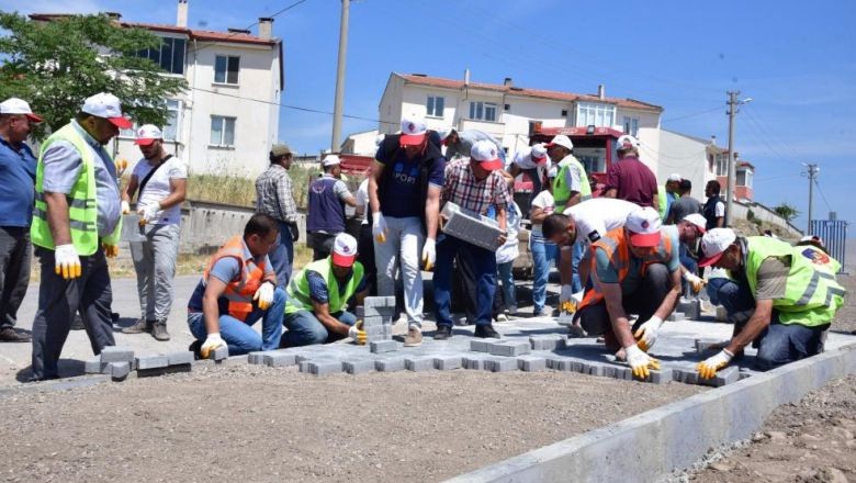 Başkan Sak Ve Sındırgı Halkı Parke Taşı Döşedi