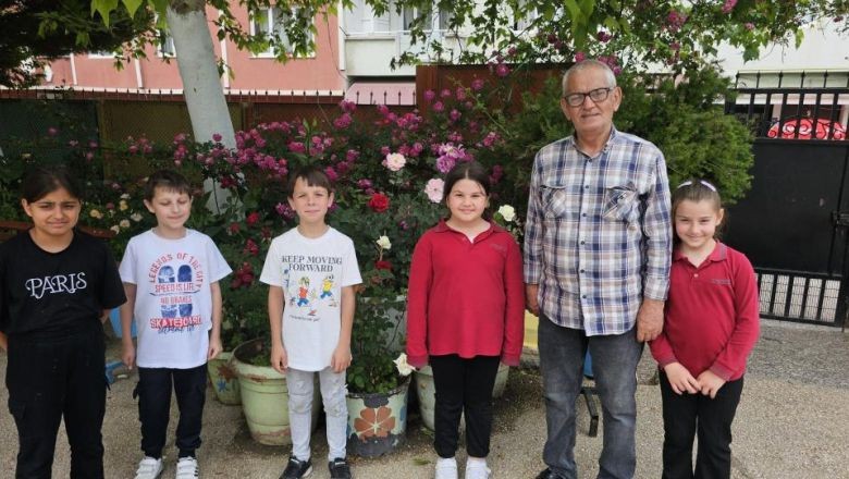 Emekli Öğretmen Okul Bahçesini Güllerle Donattı
