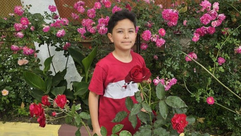 Emekli Öğretmen Okul Bahçesini Güllerle Donattı