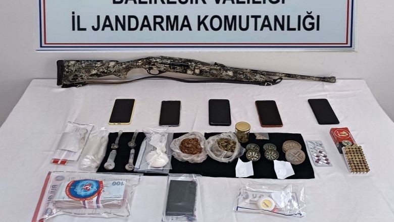 Jandarma Uyuşturucu Tüccarlarını Yakaladı!