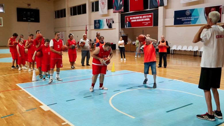 Ayvalık'ta Özel Çocuklar ve Babaları Basketbolda Buluştu
