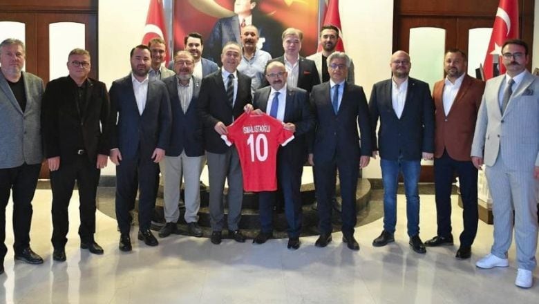Balıkesirspor Yöneticilerinden Vali Ustaoğlu'na Forma
