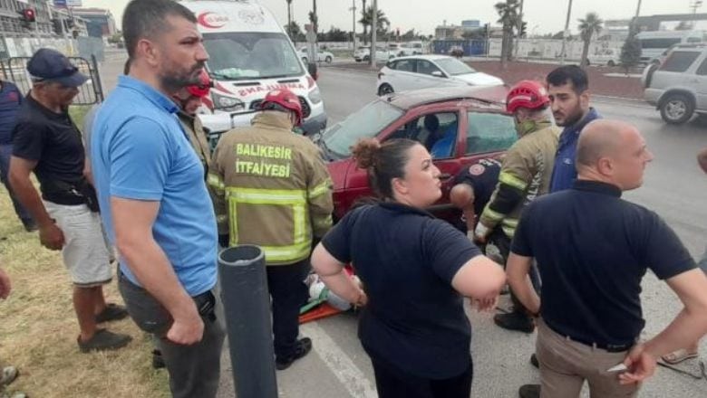 Bandırma'da Dorse ile Otomobilin Arasına Sıkıştı!