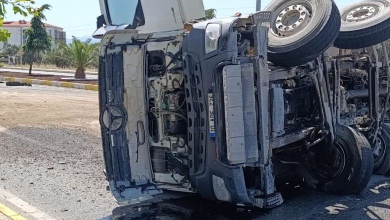 Edremit'te Lastiği Patladı Tüm Trafiği Kapattı