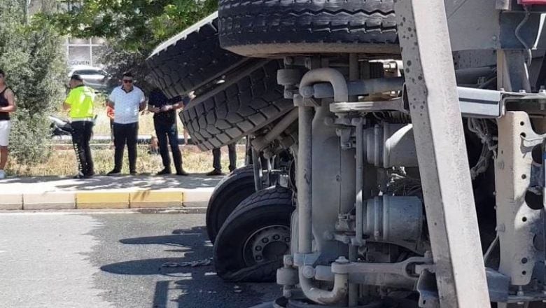 Edremit'te Lastiği Patladı Tüm Trafiği Kapattı