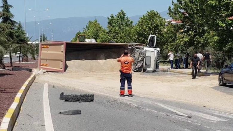 Edremit'te Lastiği Patladı Tüm Trafiği Kapattı