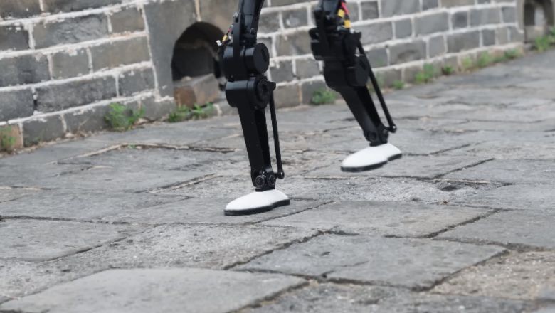 Çin Seddi'ni Tırmanan İlk İnsansı Robot!