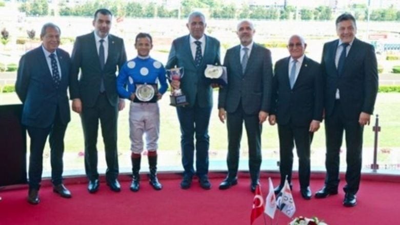 Jokey Özcan Yıldırım Avşa'da Tarih Yazdı