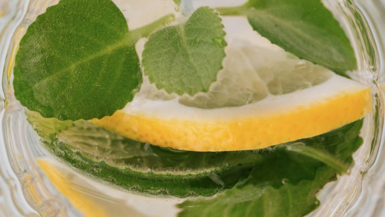 Ferahlatıcı Tarif: Ev Yapımı Naneli Limonata!