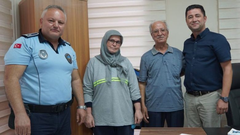 Balıkesir'de Temizlik Personeli Para Dolu Poşet Buldu! Bakın Ne Yaptı..