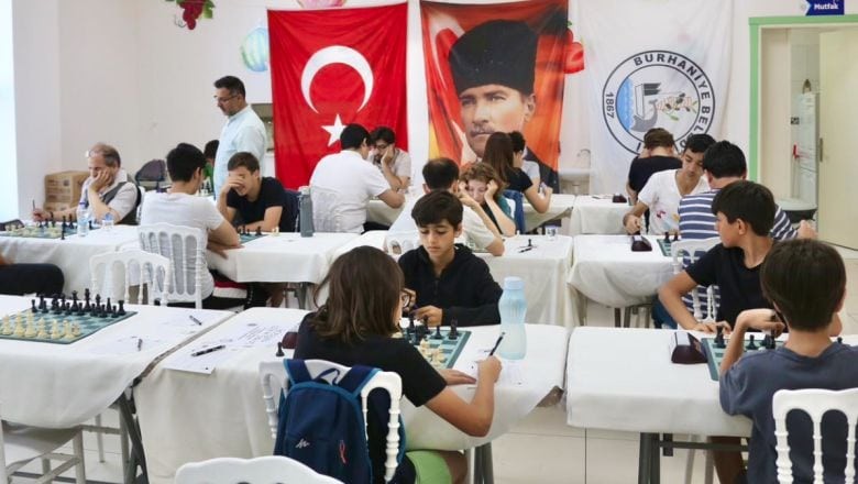Burhaniye'de Satranç Tutkunları "Yaza Merhaba" Diyor