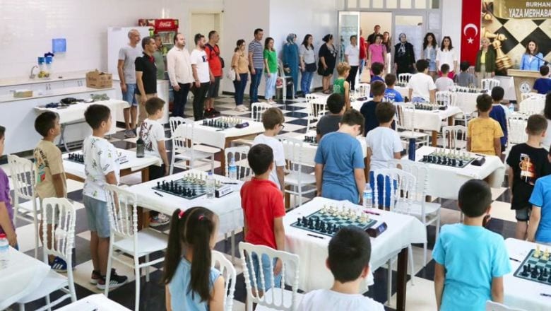 Burhaniye'de Satranç Tutkunları "Yaza Merhaba" Diyor