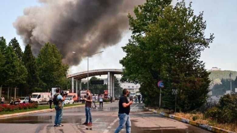 Fabrika Yangını Rüzgarın Etkisiyle Geniş Alana Yayıldı