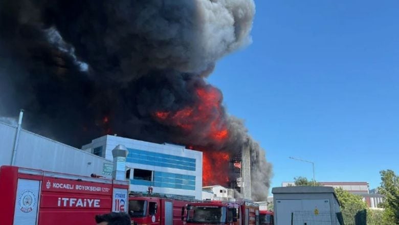 Fabrika Yangını Rüzgarın Etkisiyle Geniş Alana Yayıldı