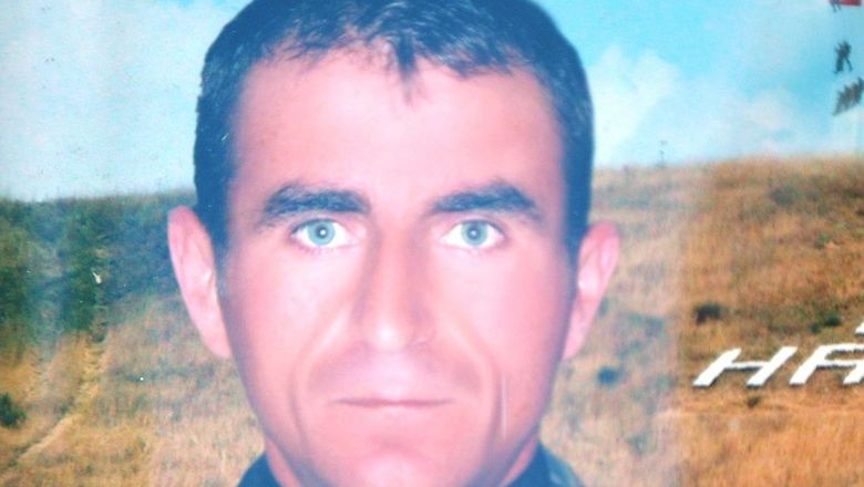 Şehit Solak'ın cenazesi, Ovabayındır Mahallesi'ndeki evinin önüne getirilerek cenaze namazı sonrasında toprağa verildi 