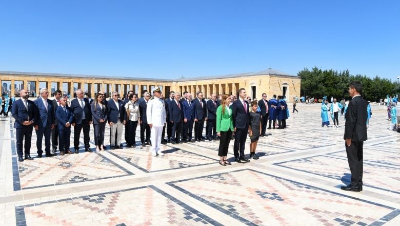 Akın Anıtkabir'e Çıktı! Ailesi ve CHP'liler Yanında