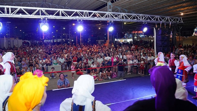 Ayvalık Belediyesi tarafından düzenlenen 21. Sarımsaklı Trophy Halk Oyunları Festivali, 5 ülke, 25 ekip ve 1106 dansçının katılımıyla izleyicilere unutulmaz anlar yaşatmaya devam ediyor.