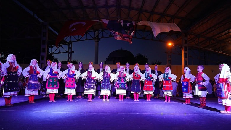 Ayvalık'ta Halk Oyunları Coşkusu