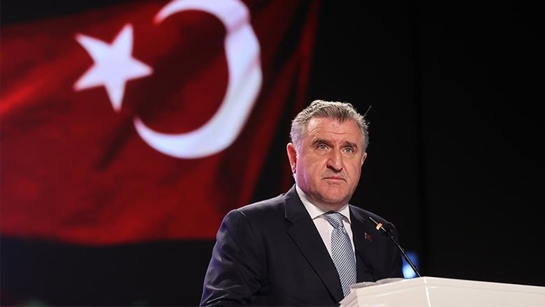 Bakan Bak'tan Paris'te Milli Sporculara Ziyaret Bakan Bak'tan Paris'te Milli Sporculara Ziyaret