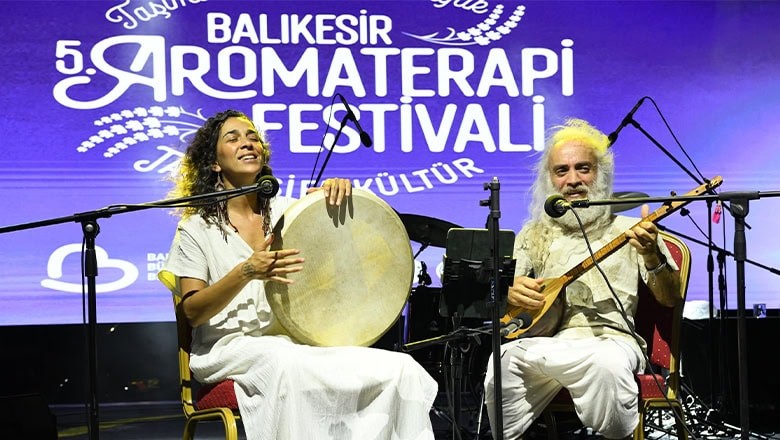 Ören Sahili’nde her gün birbirinden değerli sanatçılar sahne aldı Ören Sahili’nde her gün birbirinden değerli sanatçılar sahne aldı