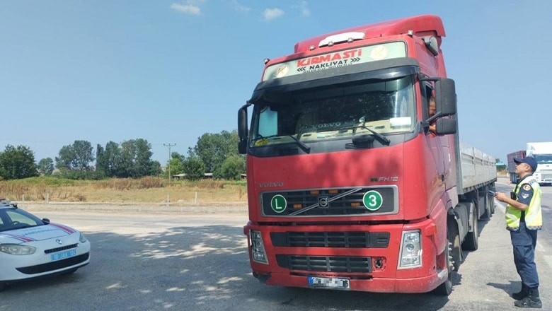 Balıkesir'de İl Jandarma Komutanlığı tarafından yapılan denetimlerde 914 araç kontrol edilirken, 24 araç hakkında işlem yapıldı ve 6 araç trafikten men edildi Balıkesir'de İl Jandarma Komutanlığı tarafından yapılan denetimlerde 914 araç kontrol edilirken, 24 araç hakkında işlem yapıldı ve 6 araç trafikten men edildi