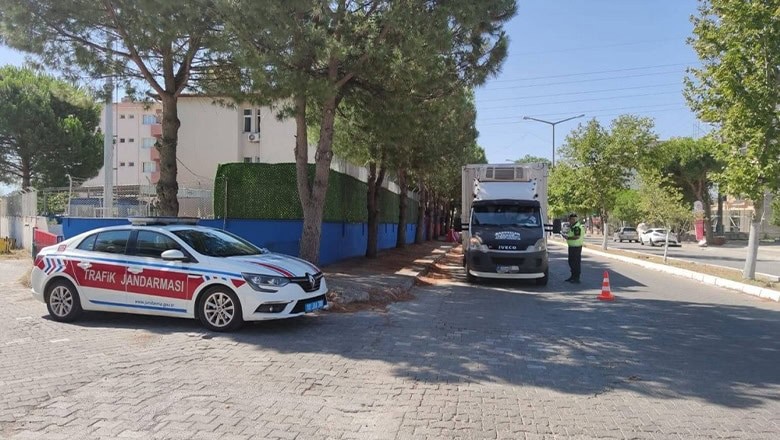 Yapılan denetimler kapsamında toplam 914 araç kontrol edildi. Bu kontroller sonucunda, 24 araç hakkında işlem yapıldı ve 6 araç trafikten men edildi. Yapılan denetimler kapsamında toplam 914 araç kontrol edildi. Bu kontroller sonucunda, 24 araç hakkında işlem yapıldı ve 6 araç trafikten men edildi.
