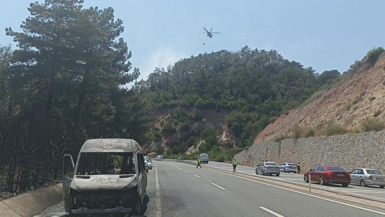 Balıkesir'de Minibüs Alev Aldı Ardından Orman Yandı