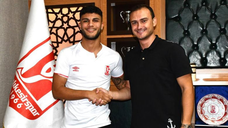 Balıkesirspor, Fenerbahçe U19 takımında forma giyen 19 yaşındaki stoper Yiğit Epözdemir ile 2 yıllık sözleşme imzaladıklarını duyurdu Balıkesirspor, Fenerbahçe U19 takımında forma giyen 19 yaşındaki stoper Yiğit Epözdemir ile 2 yıllık sözleşme imzaladıklarını duyurdu