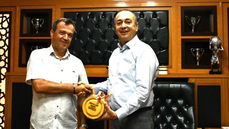 Balıkesirspor Yönetimi, Dursunbey Sanayici ve İş İnsanları Derneği ile Dursunbey Esnaf ve Sanatkarlar Odası'nın kulübe gerçekleştirdiği ziyareti sosyal medya hesaplarından duyurdu Balıkesirspor Yönetimi, Dursunbey Sanayici ve İş İnsanları Derneği ile Dursunbey Esnaf ve Sanatkarlar Odası'nın kulübe gerçekleştirdiği ziyareti sosyal medya hesaplarından duyurdu