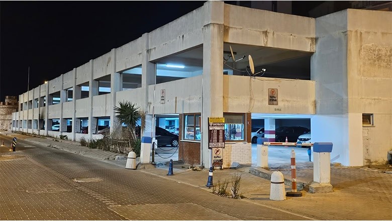 marşa bastığı anda motor kısmında aniden alevler yükseldi. marşa bastığı anda motor kısmında aniden alevler yükseldi.