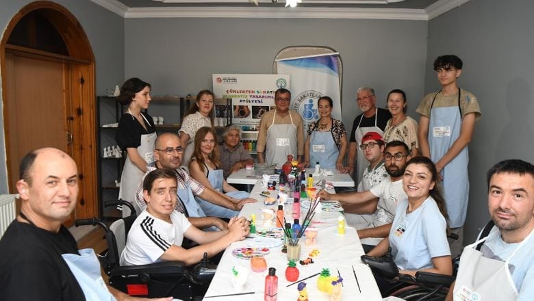 Başkan Şehirli Eşiyle Birlikte Seramik Boyadı