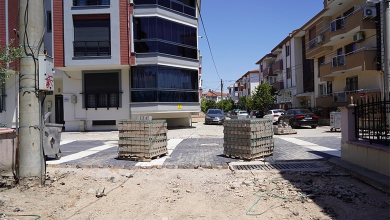 Altıeylül Belediye Başkanı Hakan Şehirli, Plevne, Bereketli, Köseler ve Ovaköy Mahallelerinde devam eden parke taşı döşeme çalışmalarını yerinde inceledi Altıeylül Belediye Başkanı Hakan Şehirli, Plevne, Bereketli, Köseler ve Ovaköy Mahallelerinde devam eden parke taşı döşeme çalışmalarını yerinde inceledi