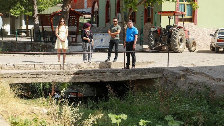 Burhaniye'de Kırsal Mahalle Hizmetleri Sürüyor