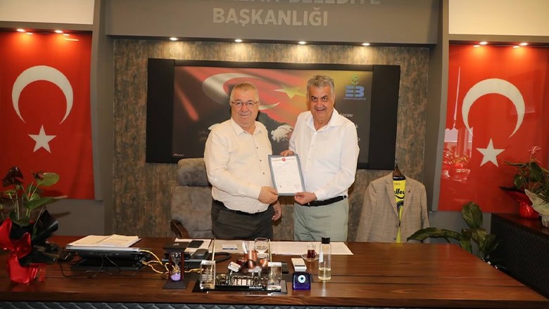 Belediye Başkan Yardımcısı Cavit Cebeci, yeni tapuyu Belediye Başkanı Mehmet Ertaş’a teslim etti. Belediye Başkan Yardımcısı Cavit Cebeci, yeni tapuyu Belediye Başkanı Mehmet Ertaş’a teslim etti.