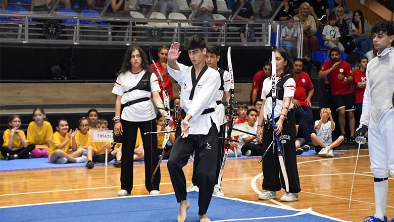 Spor Gösterileri ve Malzeme Dağıtımıyla Başladı