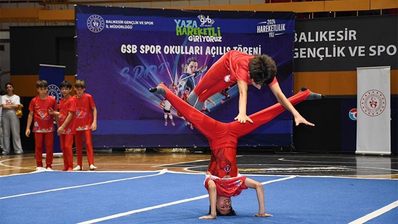 Tören, spor gösterileri, selamlama konuşmaları ve sporcu-antrenör geçişi ile başladı