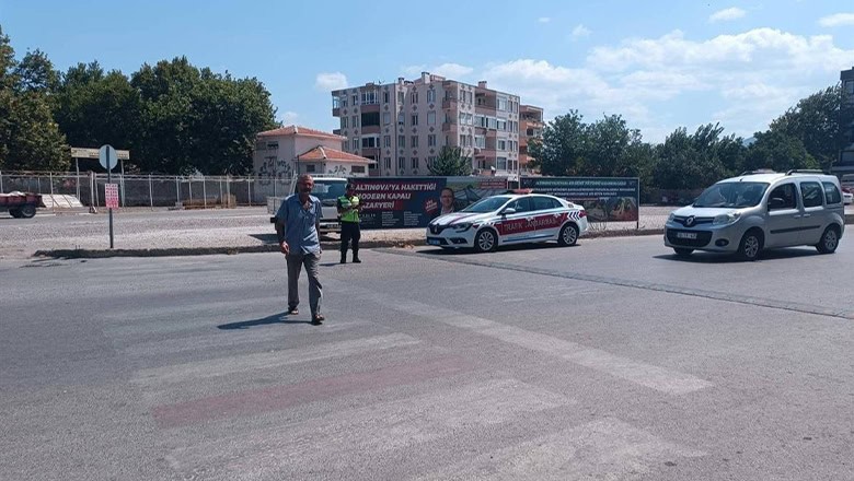 Balıkesir İl Jandarma Komutanlığı Trafik Jandarması, İçişleri Bakanlığının "Önce Yaya Uygulaması" talimatı gereğince 12 Temmuz 2024 tarihinde "Yaya Önceliği Özel Denetimi" gerçekleştirdi Balıkesir İl Jandarma Komutanlığı Trafik Jandarması, İçişleri Bakanlığının "Önce Yaya Uygulaması" talimatı gereğince 12 Temmuz 2024 tarihinde "Yaya Önceliği Özel Denetimi" gerçekleştirdi
