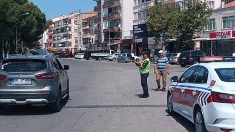 Balıkesir genelinde (634) araç kontrol edildi. Bu denetimler sonucunda (7) araç hakkında işlem yapıldı Balıkesir genelinde (634) araç kontrol edildi. Bu denetimler sonucunda (7) araç hakkında işlem yapıldı