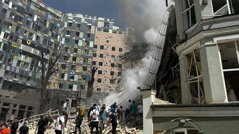 Rusya'nın düzenlediği füze saldırılarında Kiev ve Kriviy Rig kentlerinde 17 kişi hayatını kaybetti, 56 kişi yaralandı. Kiev'de çocuk hastanesi de zarar gördü Rusya'nın düzenlediği füze saldırılarında Kiev ve Kriviy Rig kentlerinde 17 kişi hayatını kaybetti, 56 kişi yaralandı. Kiev'de çocuk hastanesi de zarar gördü