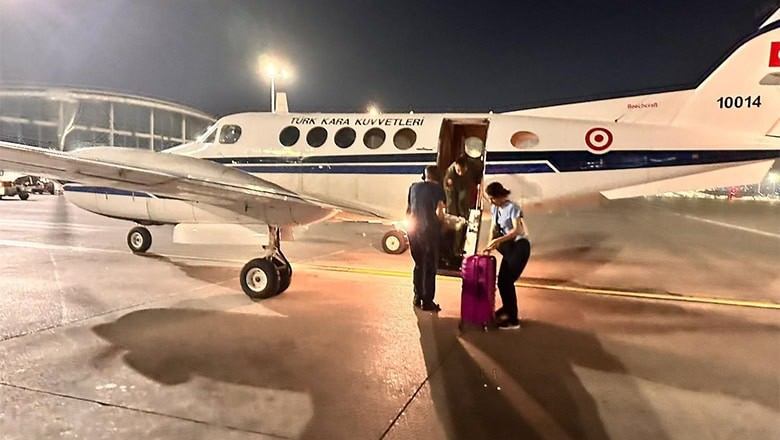 Türk Kara Kuvvetleri Komutanlığı'na ait uçakla İstanbul’dan alınan akciğer grefti, İzmir'deki hastaya başarıyla ulaştırıldı Türk Kara Kuvvetleri Komutanlığı'na ait uçakla İstanbul’dan alınan akciğer grefti, İzmir'deki hastaya başarıyla ulaştırıldı