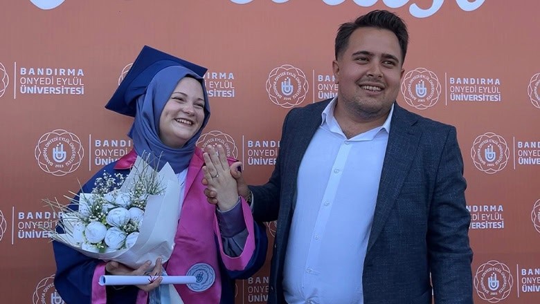 Adem Özen'in bu romantik teklifi, törene katılanlar tarafından coşkuyla karşılandı Adem Özen'in bu romantik teklifi, törene katılanlar tarafından coşkuyla karşılandı