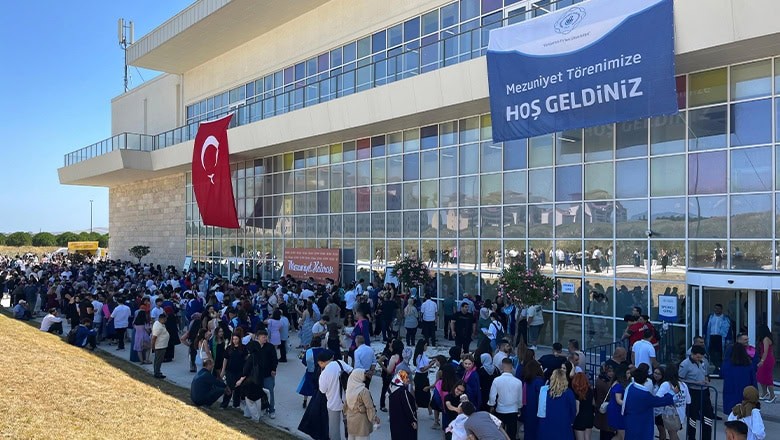 Bandırma Onyedi Eylül Üniversitesi'nin mezuniyet töreninde, Gaziantep'ten gelen genç aşık, sevgilisine sürpriz bir evlenme teklifinde bulundu Bandırma Onyedi Eylül Üniversitesi'nin mezuniyet töreninde, Gaziantep'ten gelen genç aşık, sevgilisine sürpriz bir evlenme teklifinde bulundu