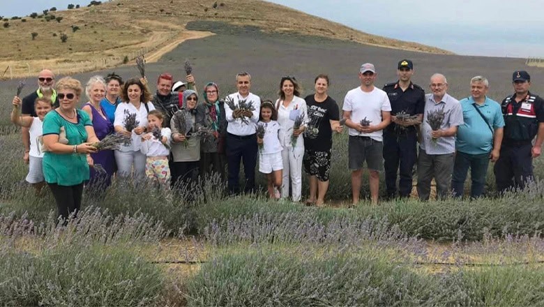 Erdek ilçesine bağlı Paşalimanı Adası’nda, Şaban Çil’e ait 34 dönümlük lavanta bahçesinde düzenlenen hasat şenliği düzenlendi Erdek ilçesine bağlı Paşalimanı Adası’nda, Şaban Çil’e ait 34 dönümlük lavanta bahçesinde düzenlenen hasat şenliği düzenlendi