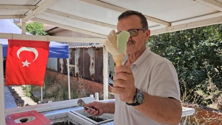 Sındırgı'da yaşayan 72 yaşındaki Cemal Dizmen, dedesinden kalan 60 yıllık geleneksel mesleğini sürdürüyor Sındırgı'da yaşayan 72 yaşındaki Cemal Dizmen, dedesinden kalan 60 yıllık geleneksel mesleğini sürdürüyor