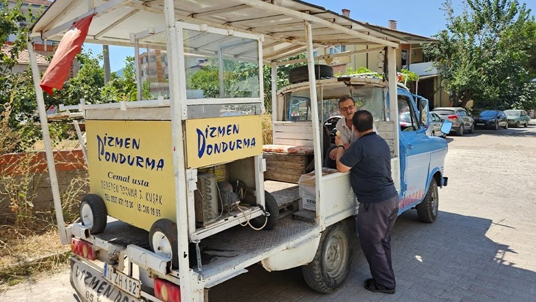Dizmen, dondurmacılığa Ulus Dağı'ndan getirilen karlarla dedesi tarafından yüz yılı aşkın bir süre önce başladığını belirtti Dizmen, dondurmacılığa Ulus Dağı'ndan getirilen karlarla dedesi tarafından yüz yılı aşkın bir süre önce başladığını belirtti