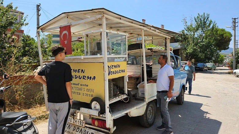 Fıçıların, bakır kapların içerisinde olan bir dondurma. 40'lı yıllarda. O yıldan bu yana kadar dedemin, babamın mesleğini yürütüyoruz Fıçıların, bakır kapların içerisinde olan bir dondurma. 40'lı yıllarda. O yıldan bu yana kadar dedemin, babamın mesleğini yürütüyoruz