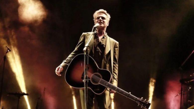 Teoman'ın 30 Yıllık Gitarını O Ünlü Aldı