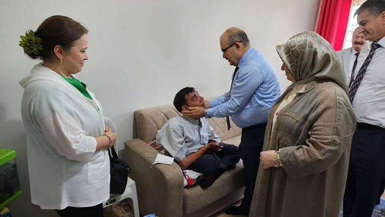 46 yıldır oğlunu sırtında taşıyan Nuriye annenin evine misafir oldu.