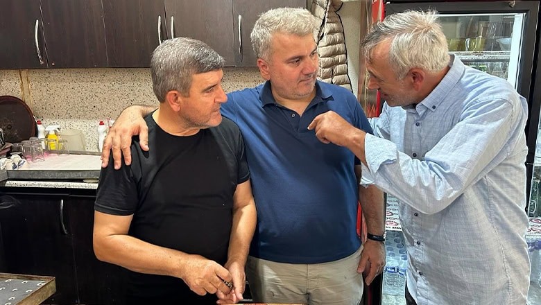 AK Parti Balıkesir Milletvekili Dr. Mustafa Canbey, Altıeylül İlçesi Balıklı Mahallesi'nde kahvehane ziyaretleri yaparak vatandaşları dinledi ve hemşehrileriyle hasret giderdi AK Parti Balıkesir Milletvekili Dr. Mustafa Canbey, Altıeylül İlçesi Balıklı Mahallesi'nde kahvehane ziyaretleri yaparak vatandaşları dinledi ve hemşehrileriyle hasret giderdi